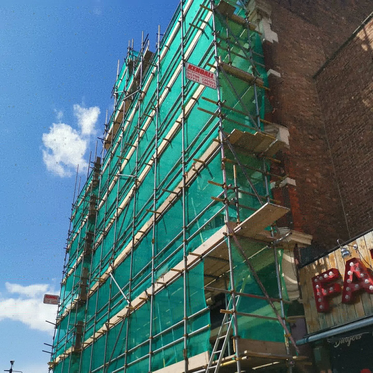 Fully sheeted facade scaffold