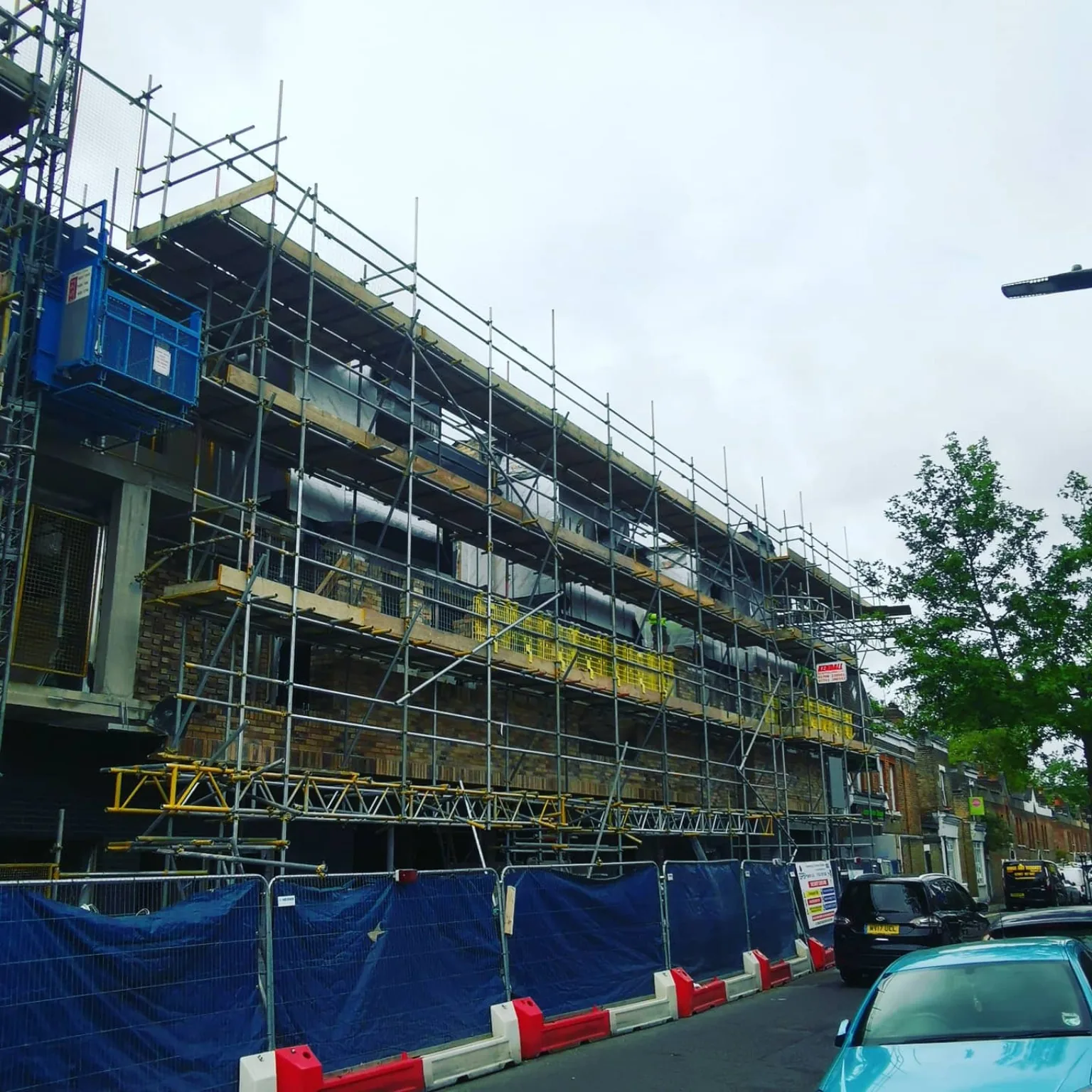 Large commercial scaffold installation